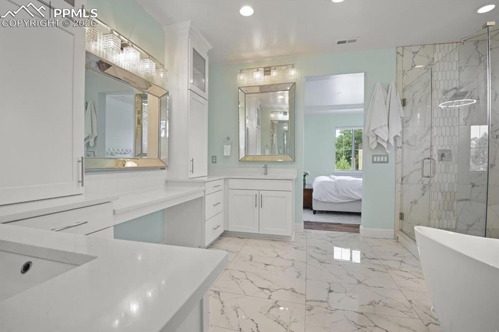 Image 25 of 50: Bathroom