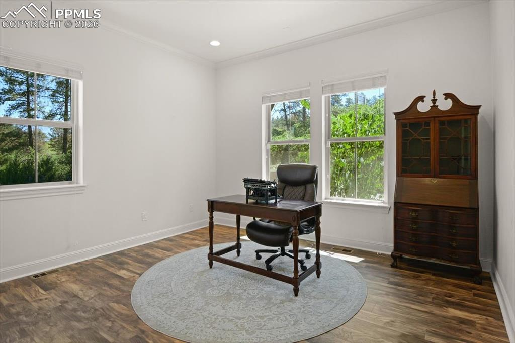 Image 28 of 50: Office