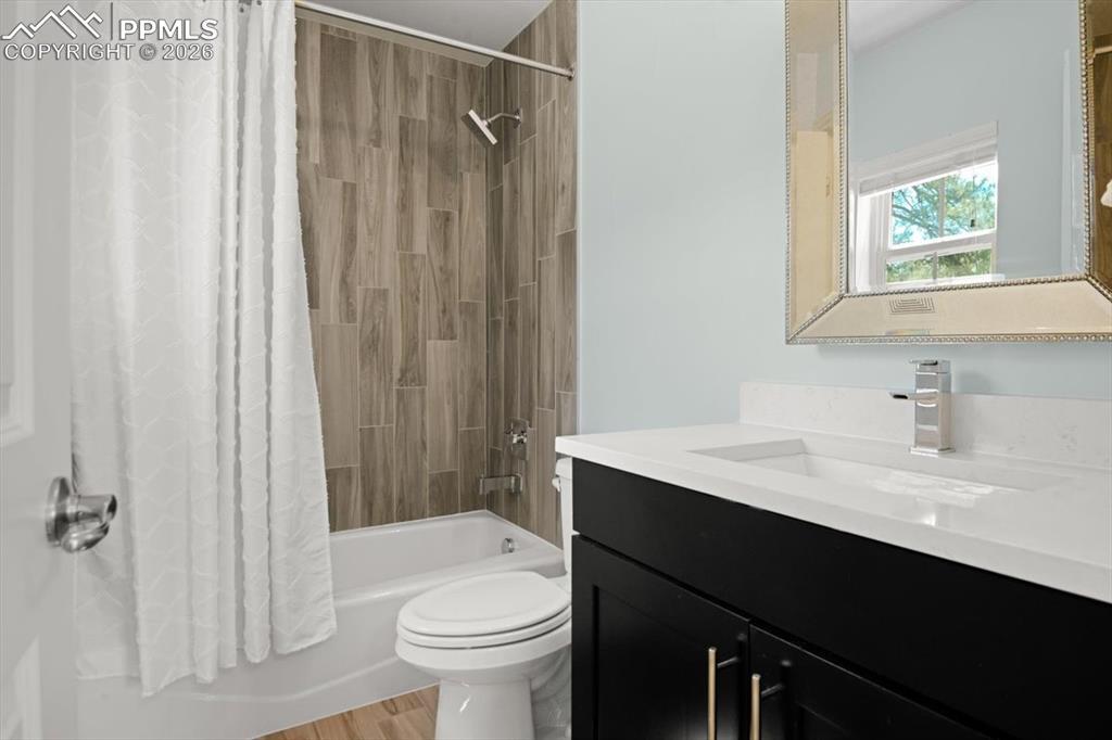 Image 31 of 50: Bathroom