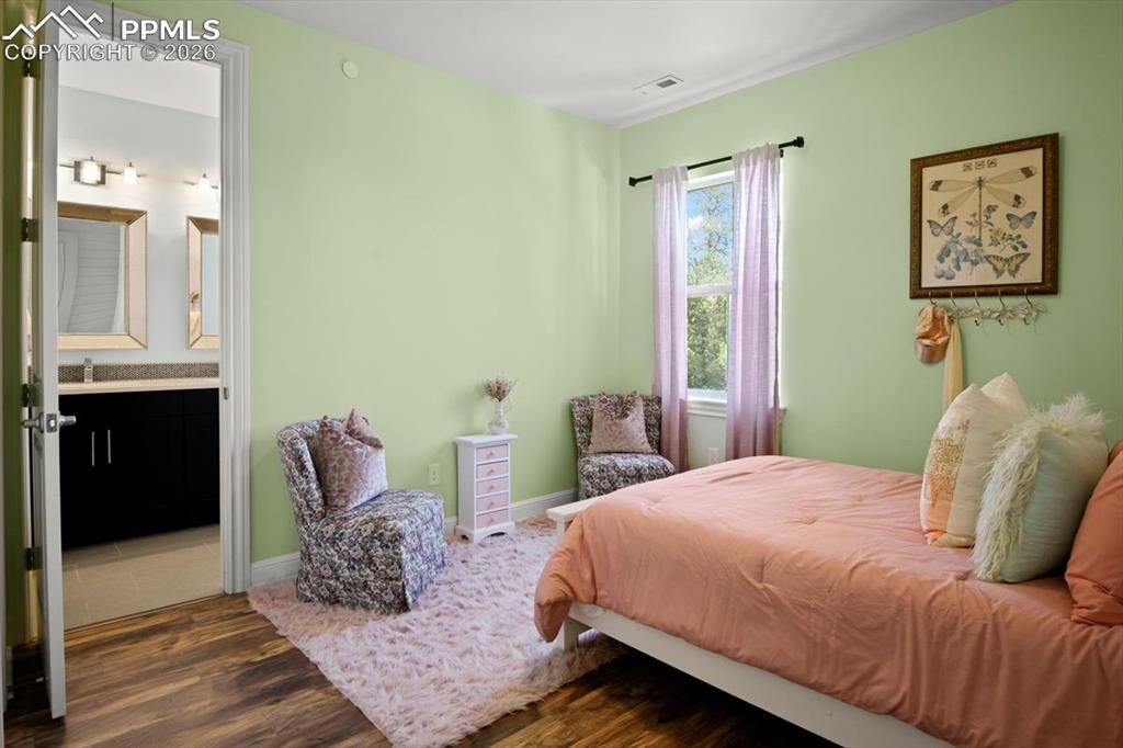 Image 34 of 50: Bedroom