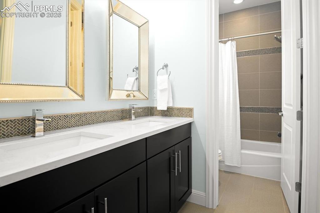 Image 35 of 50: Bathroom