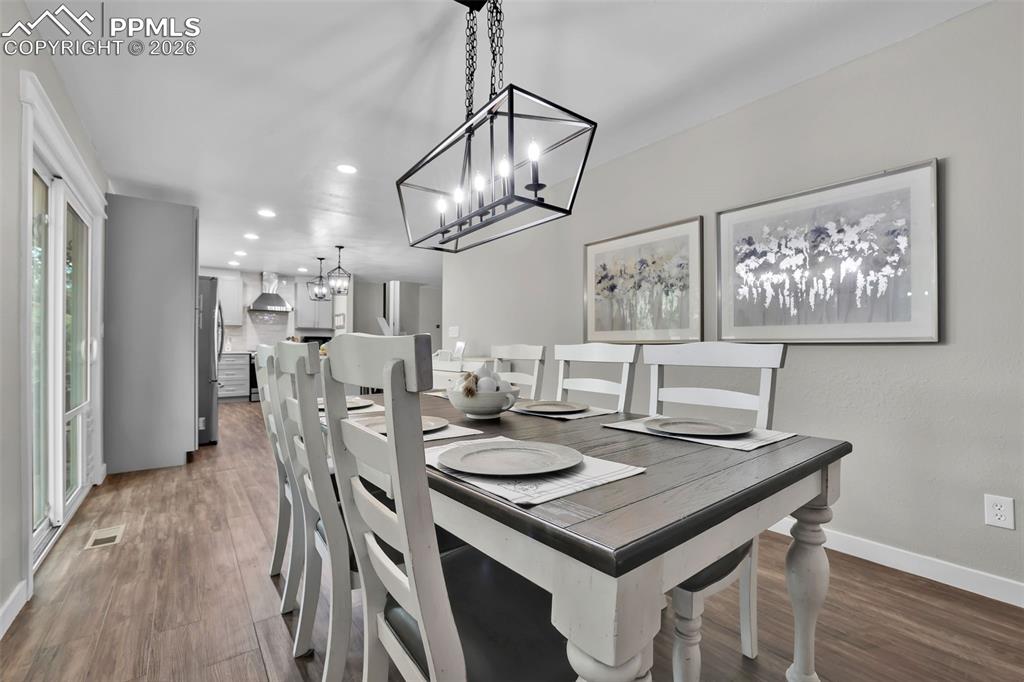 Image 14 of 45: Dining Area