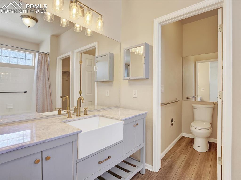 Image 24 of 49: Primary ensuite