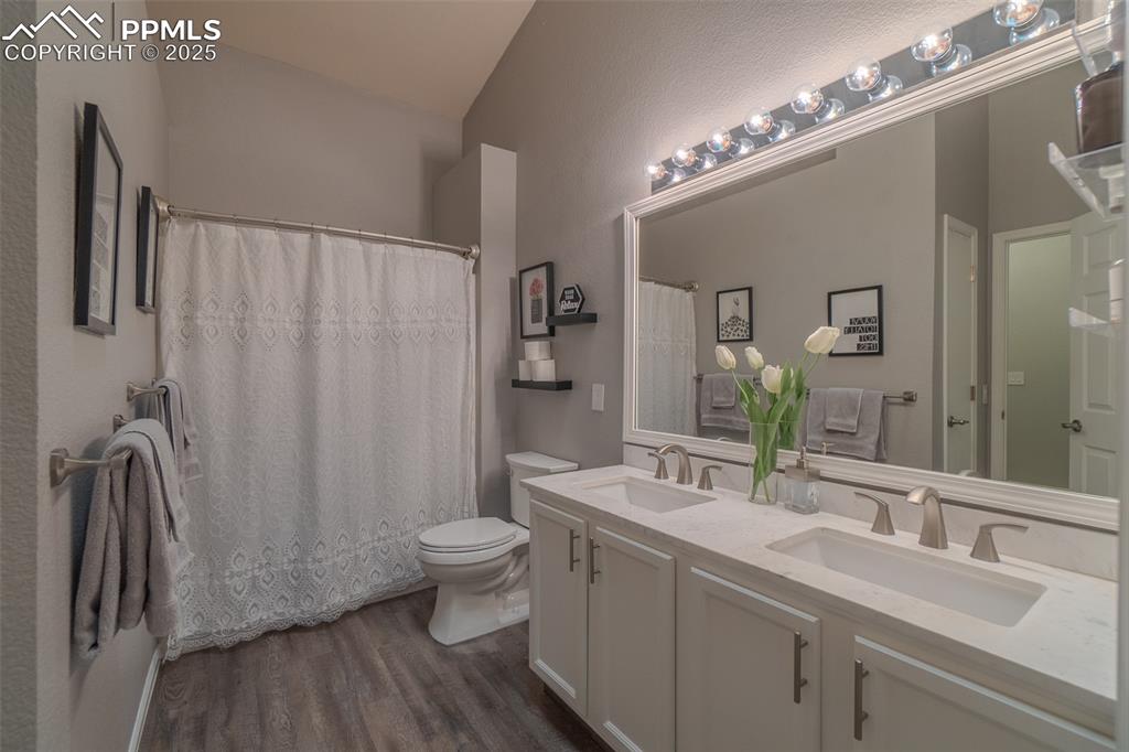 Image 19 of 28: Bathroom