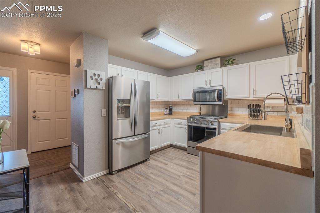 Image 6 of 28: Kitchen