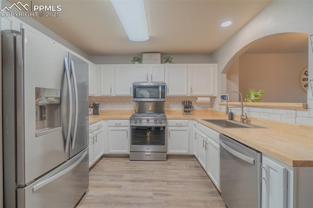 Image 7 of 28: Kitchen