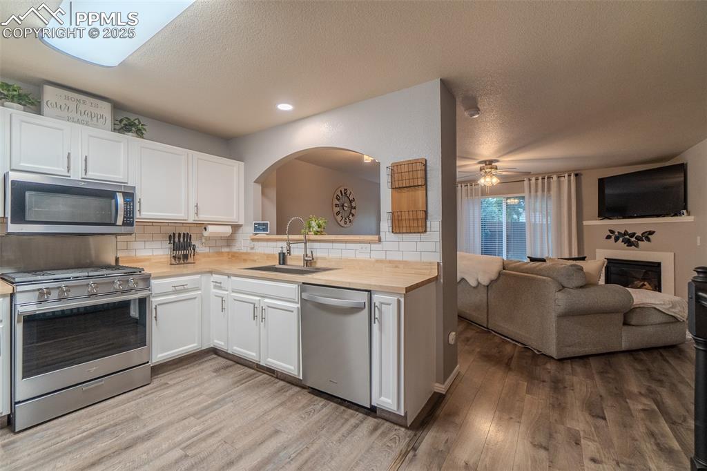 Image 8 of 28: Kitchen