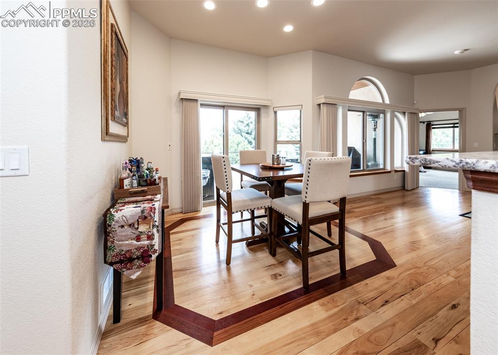 Image 15 of 40: Kitchen