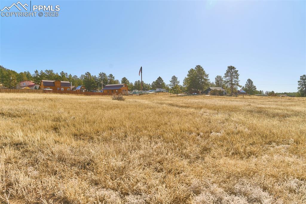 Image 21 of 27: Yard