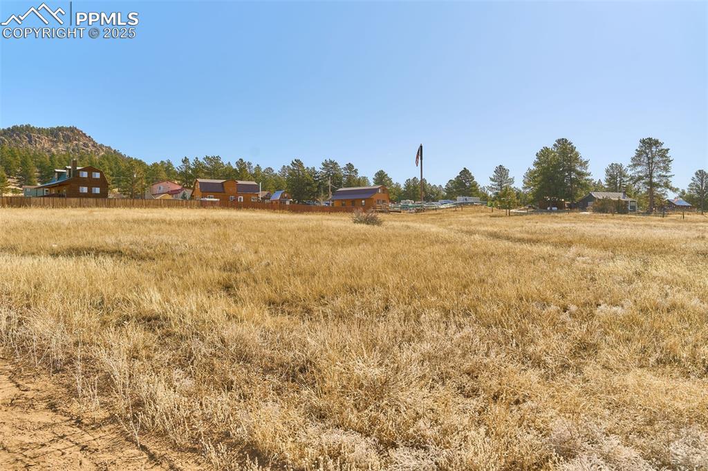 Image 22 of 27: Yard