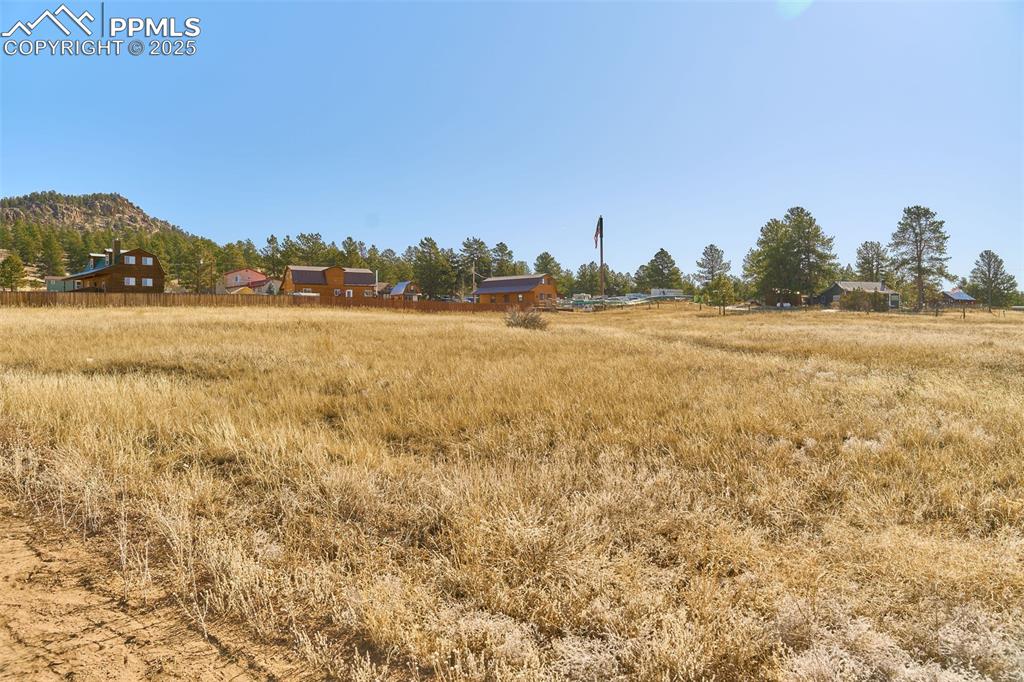 Image 24 of 27: Yard