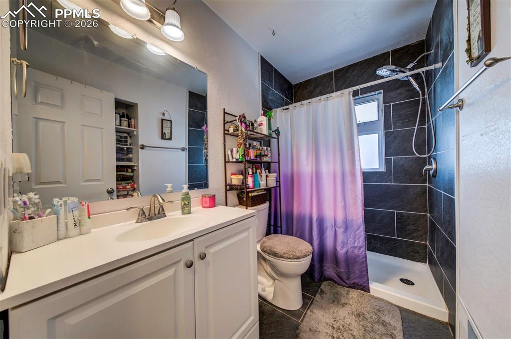 Image 14 of 21: Bathroom