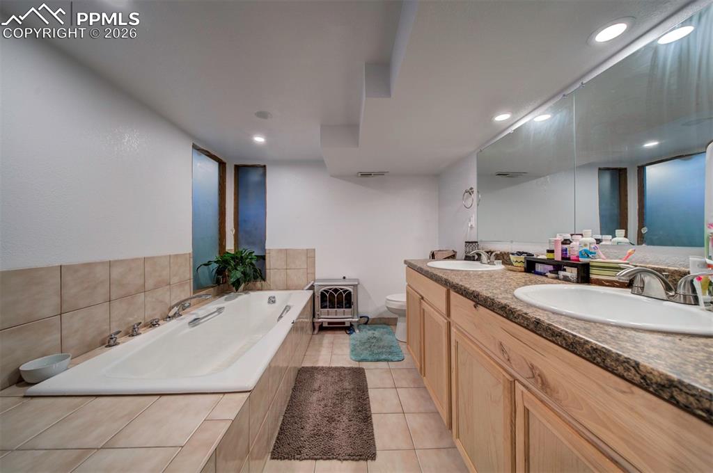 Image 18 of 21: Bathroom