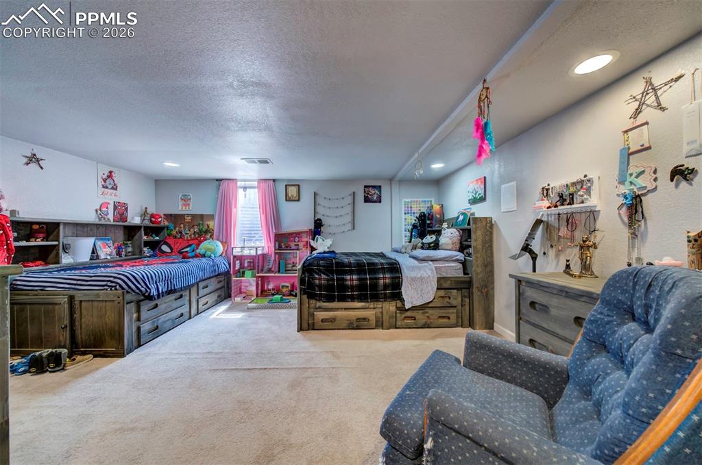 Image 19 of 21: Bedroom