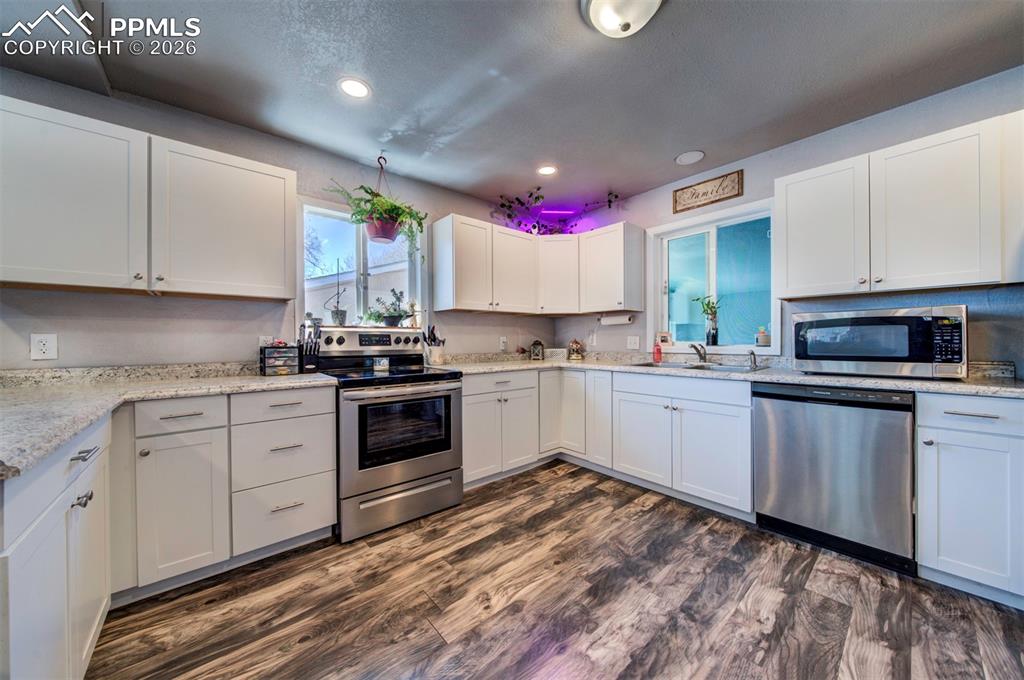 Image 9 of 21: Kitchen