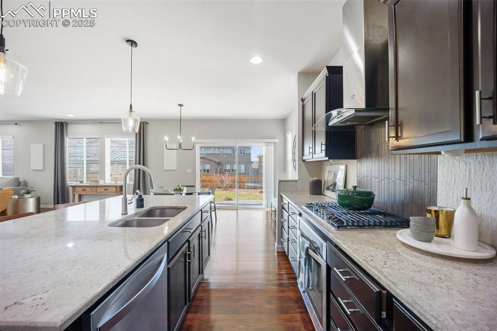 Image 15 of 50: Kitchen