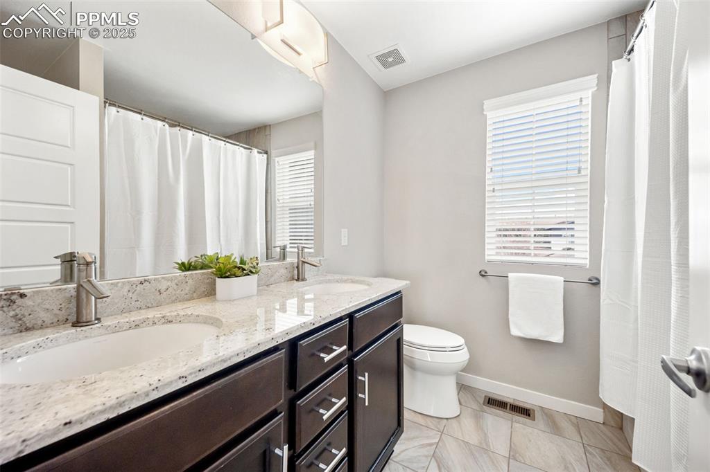 Image 26 of 50: Bathroom 2