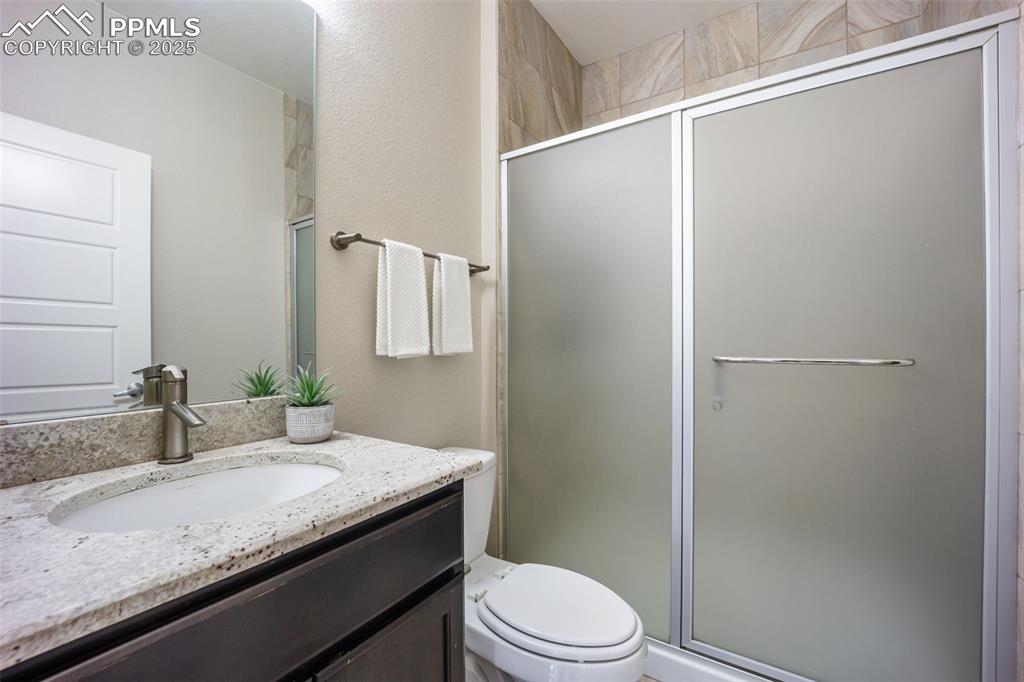 Image 32 of 50: Bathroom 3