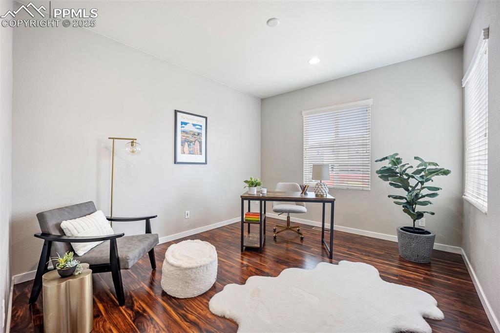 Image 33 of 50: Office