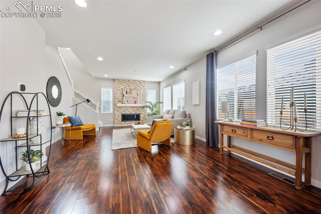 Image 4 of 50: Living Room