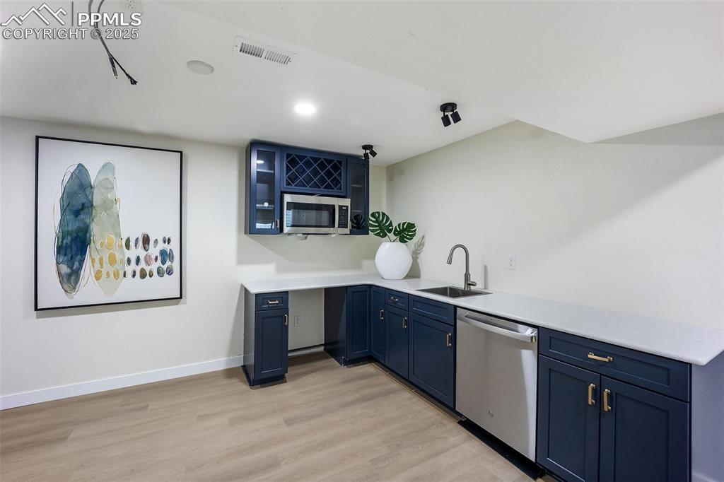 Image 40 of 50: Wet Bar