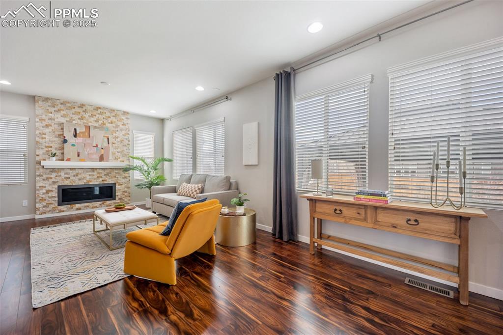 Image 5 of 50: Living Room