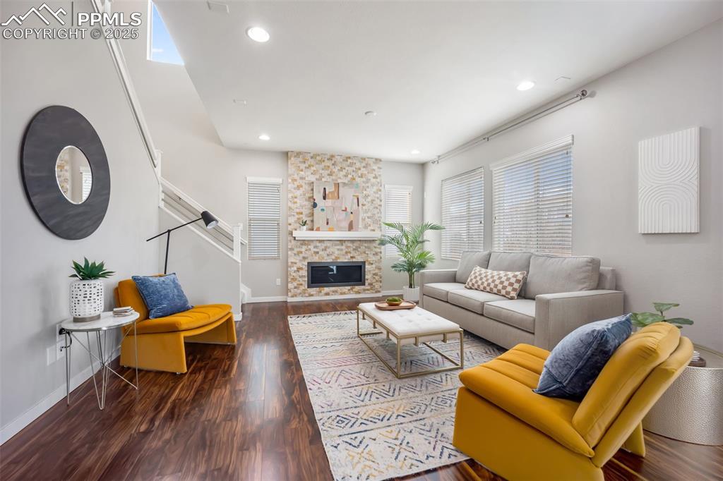 Image 6 of 50: Living Room