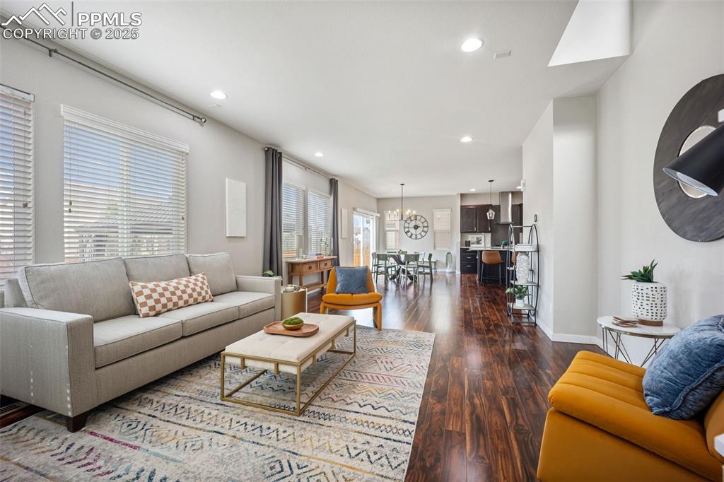 Image 7 of 50: Living Room