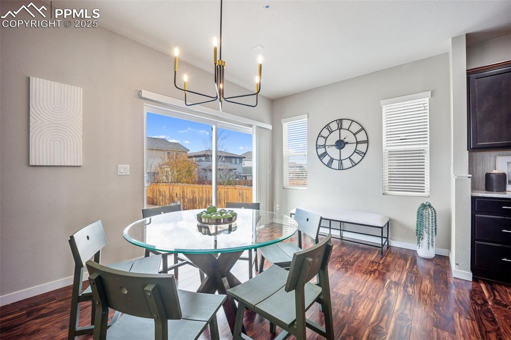 Image 8 of 50: Dining Area