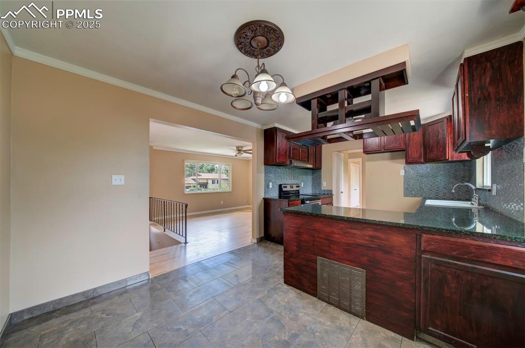 Image 11 of 42: Kitchen