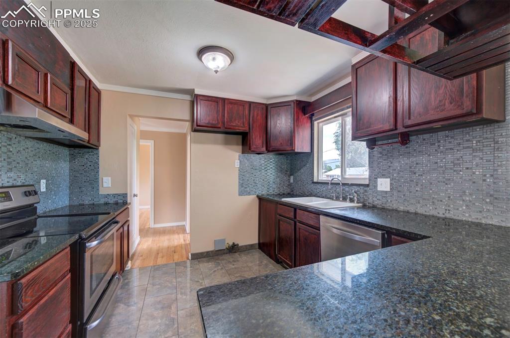 Image 14 of 42: Kitchen