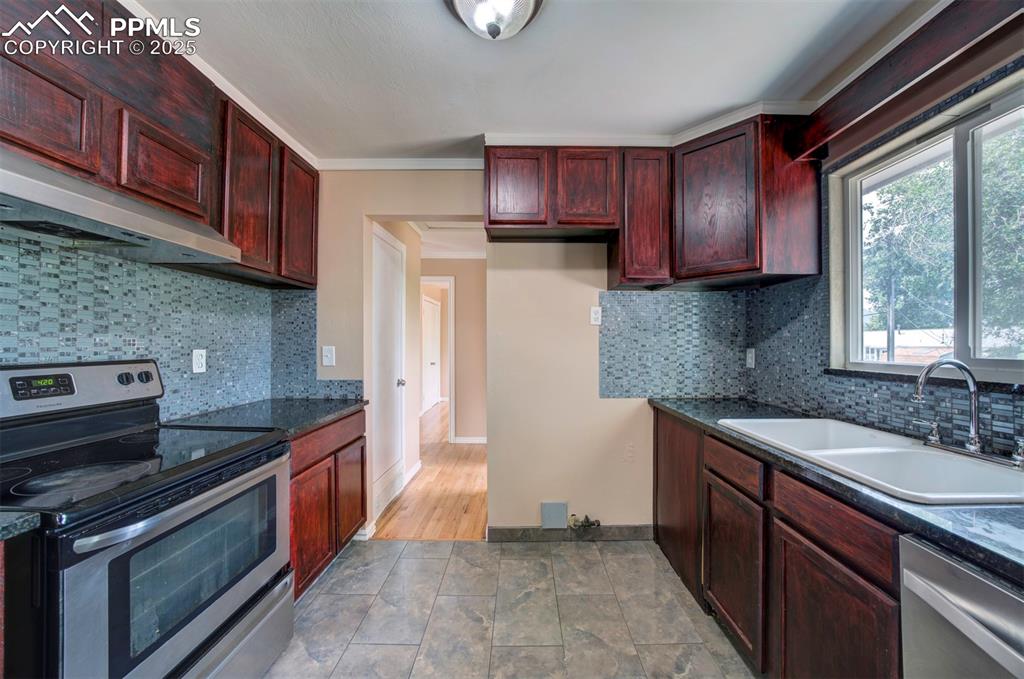 Image 15 of 42: Kitchen