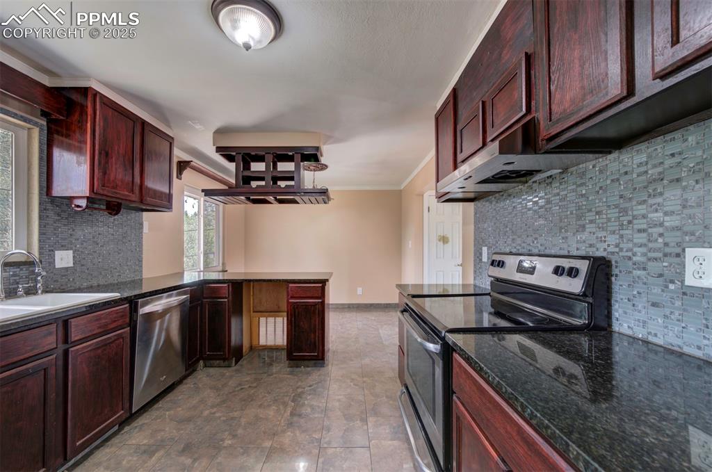 Image 17 of 42: Kitchen