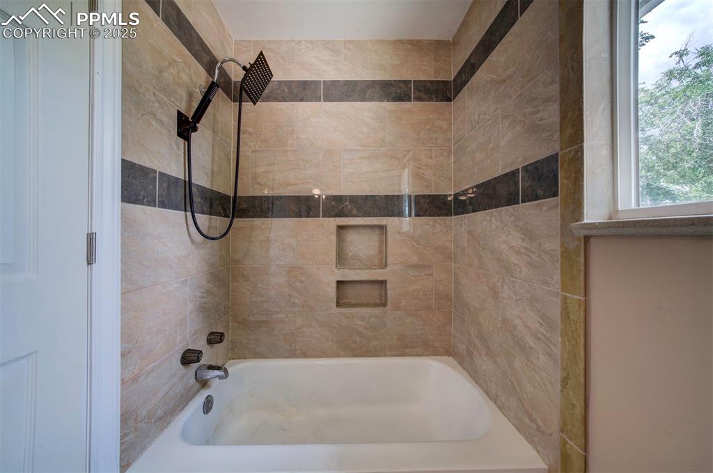Image 19 of 42: Bathroom