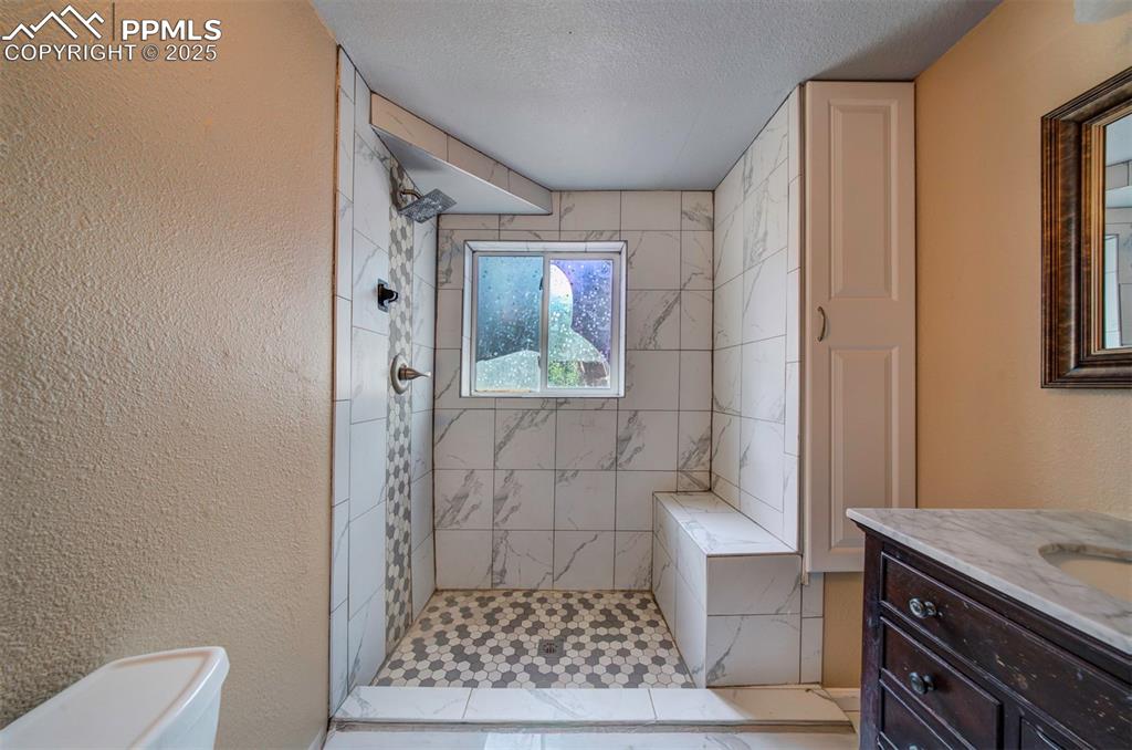 Image 29 of 42: Bathroom