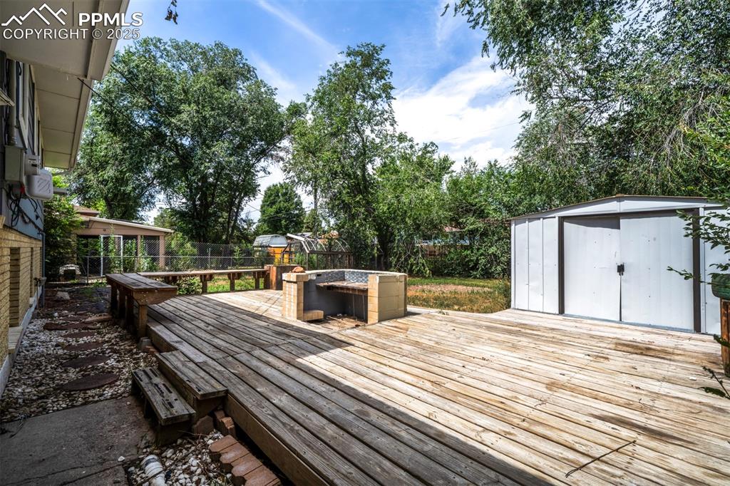 Image 41 of 42: Deck