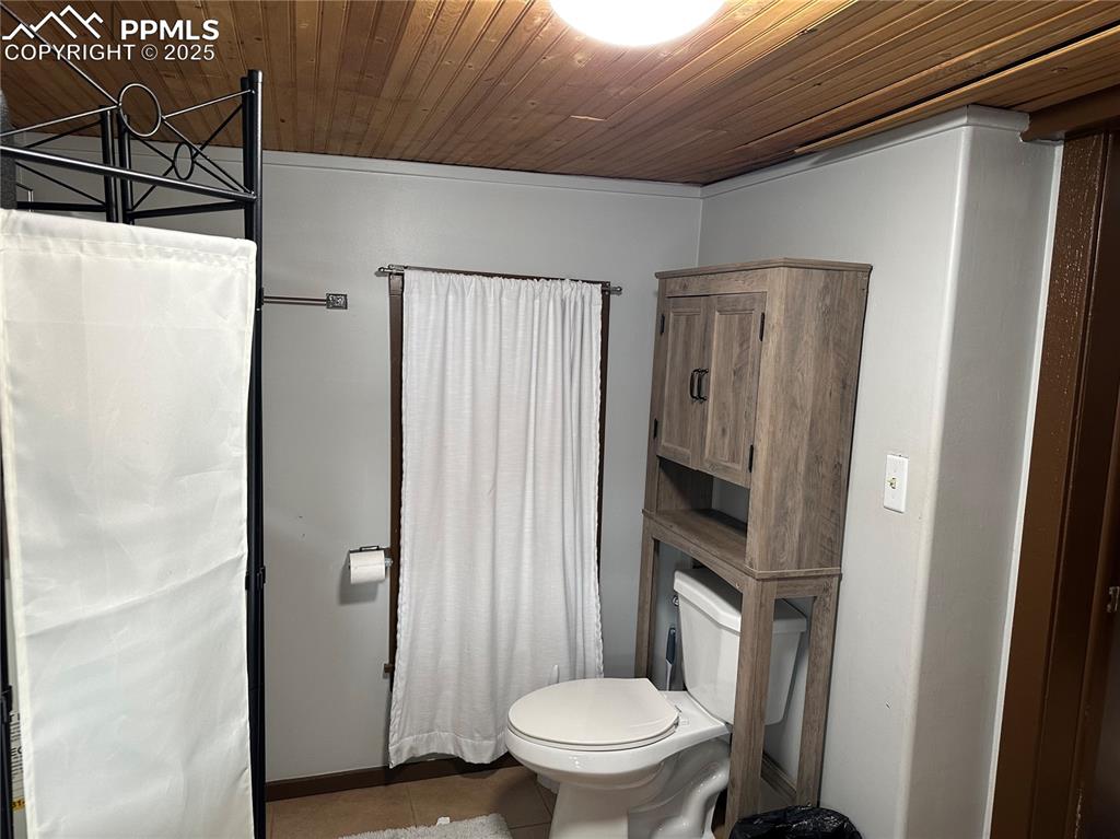 Image 10 of 16: Bathroom