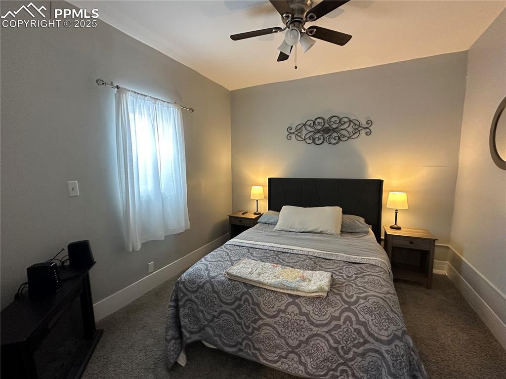 Image 14 of 16: Bedroom