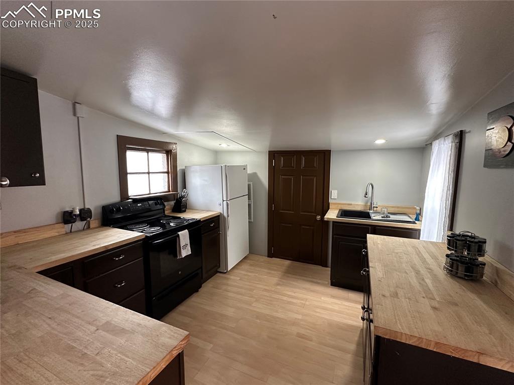 Image 7 of 16: Kitchen