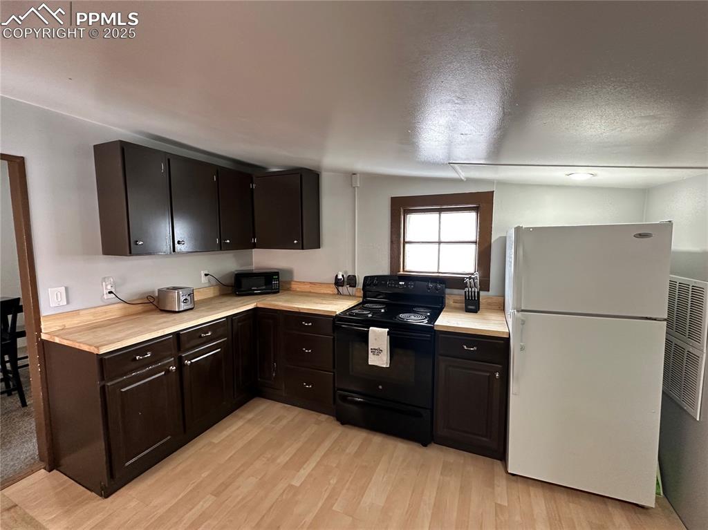 Image 8 of 16: Kitchen