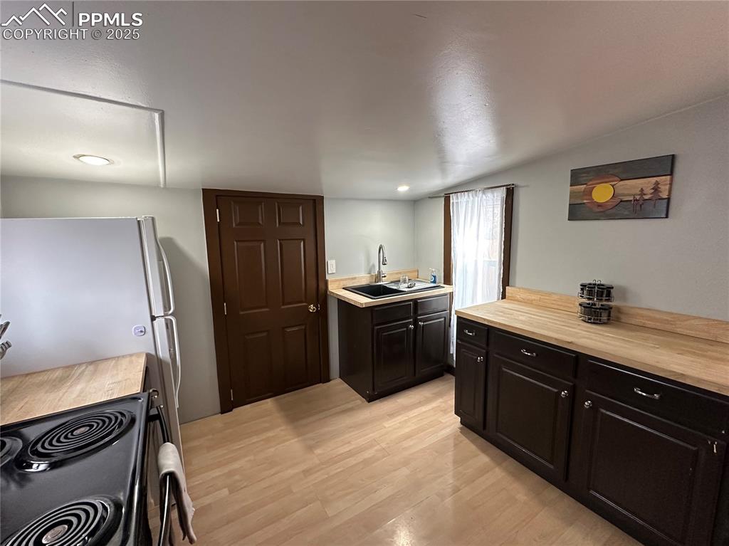 Image 9 of 16: Kitchen