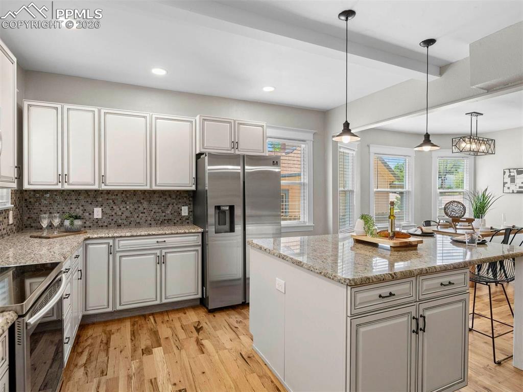 Image 15 of 49: Kitchen