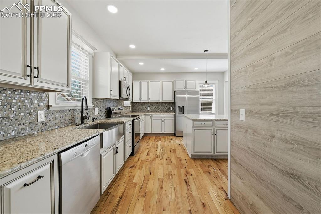 Image 16 of 49: Kitchen