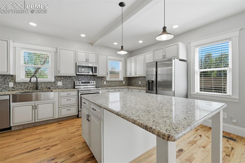 Image 17 of 49: Kitchen