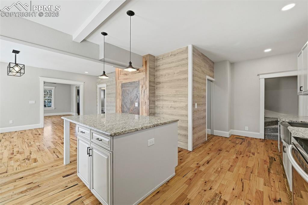 Image 18 of 49: Kitchen