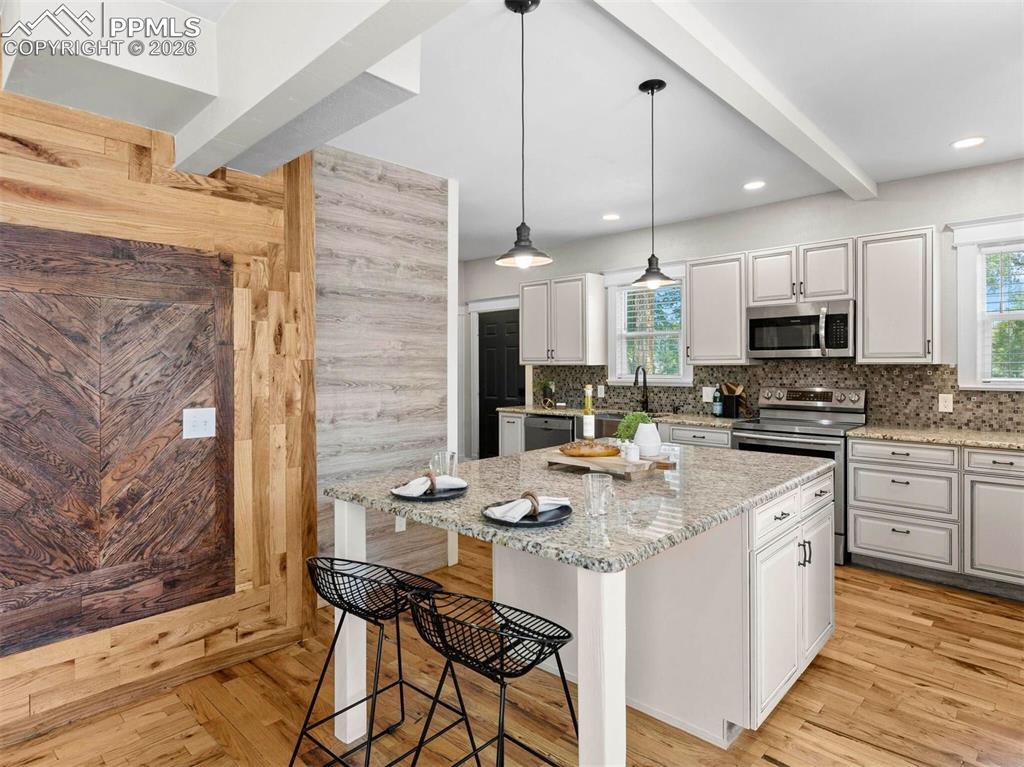 Image 19 of 49: Kitchen