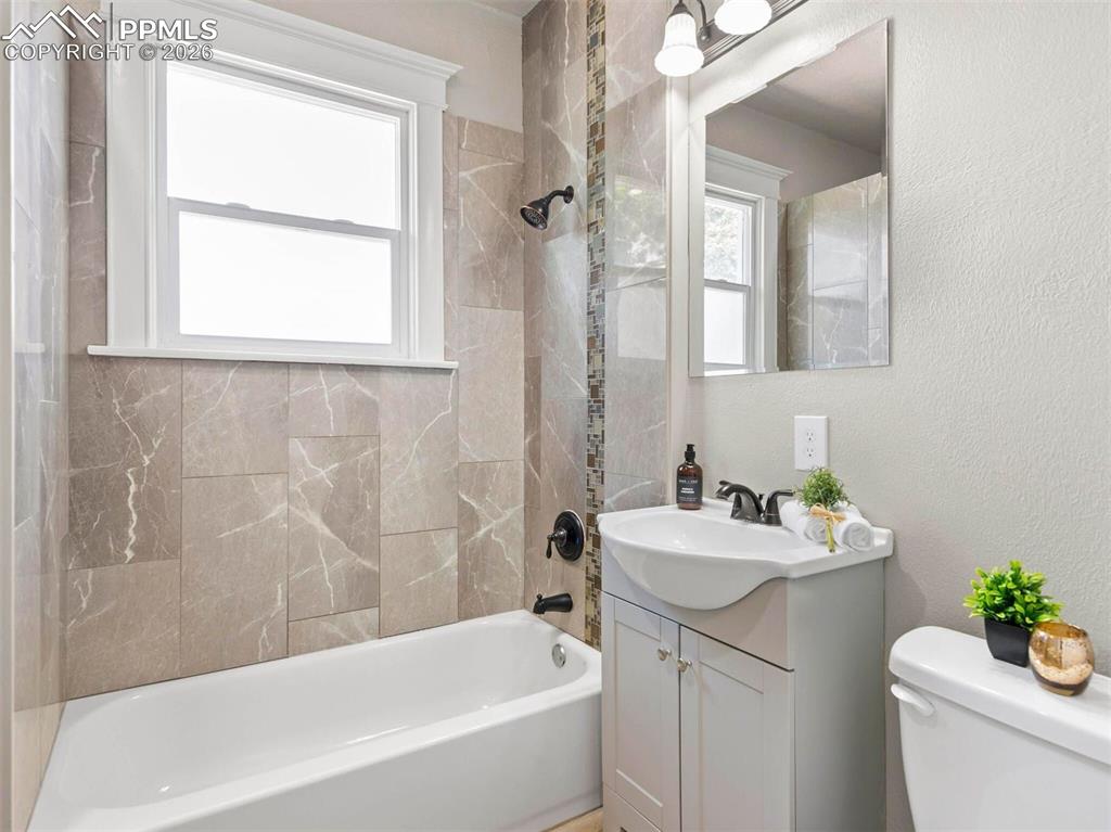 Image 35 of 49: Bathroom