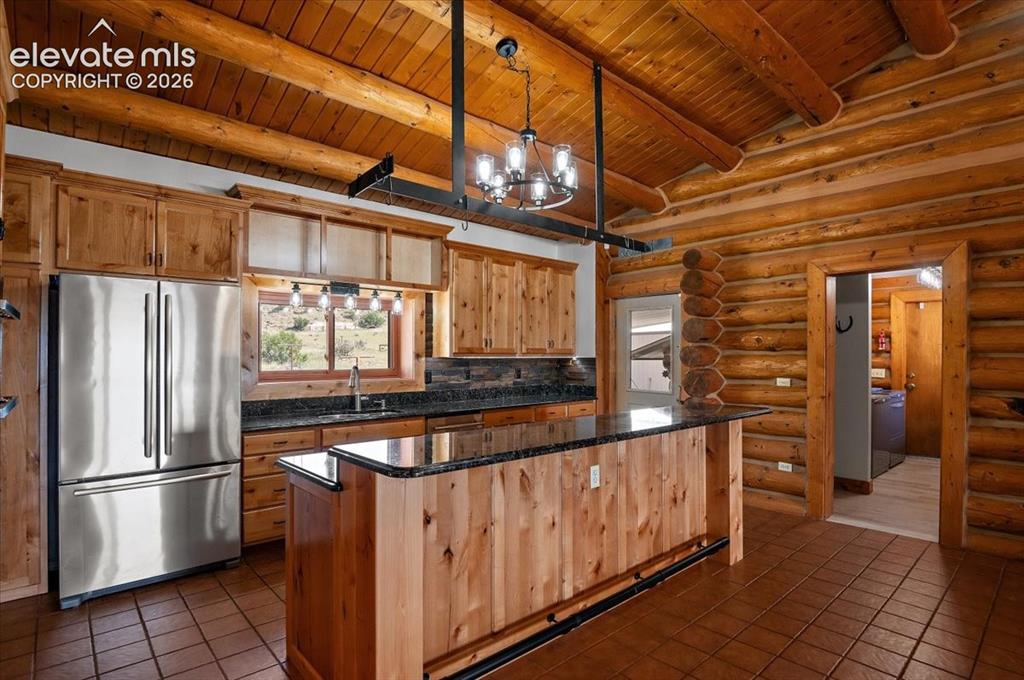 Image 19 of 50: Kitchen