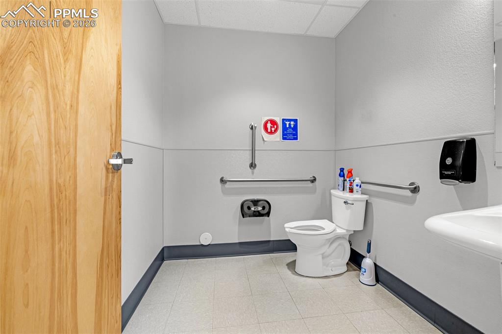 Image 14 of 29: Bathroom