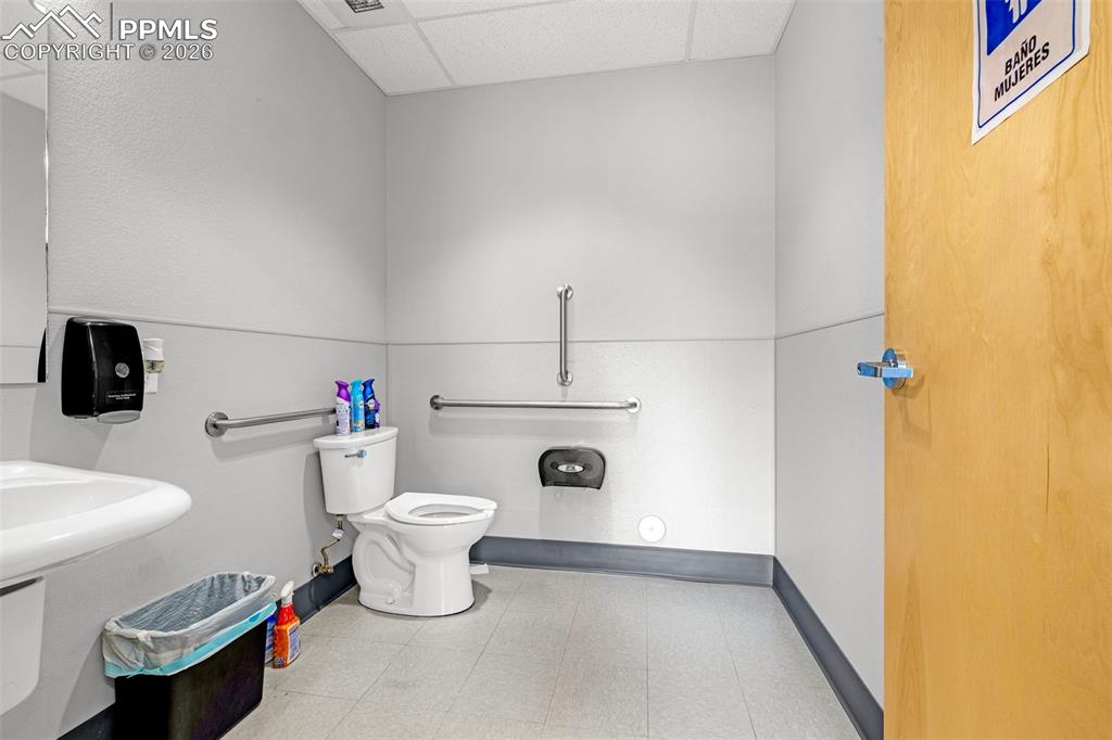Image 15 of 29: Bathroom